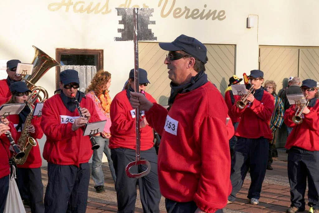 Das Symbol der Fasnet in hlingen steht: Zum 30. Schlchttalnarrentreffen wurde der Narrenbaum auf dem Kirchplatz vor dem Rathaus aufgerichtet.