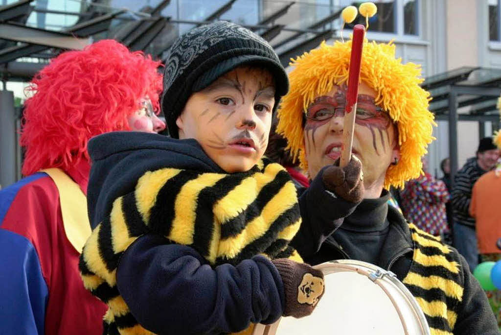 Das Symbol der Fasnet in hlingen steht: Zum 30. Schlchttalnarrentreffen wurde der Narrenbaum auf dem Kirchplatz vor dem Rathaus aufgerichtet.