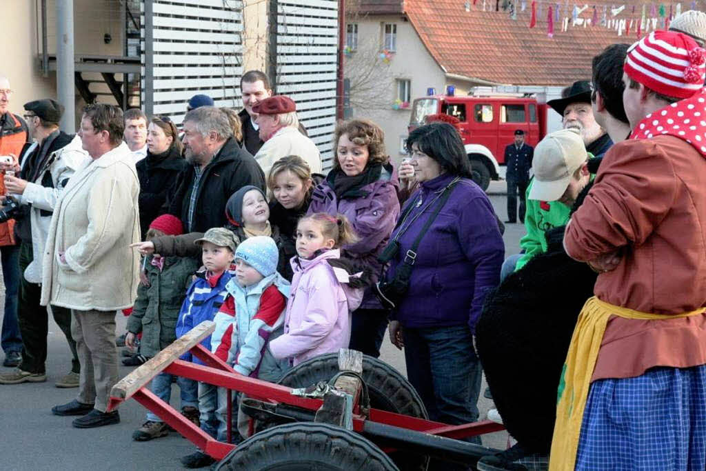 Das Symbol der Fasnet in hlingen steht: Zum 30. Schlchttalnarrentreffen wurde der Narrenbaum auf dem Kirchplatz vor dem Rathaus aufgerichtet.