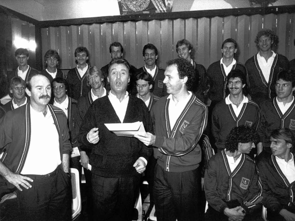 Peter Alexander (Mitte) nimmt im Dezember 1985 mit der deutschen Fuballnationalmannschaft und Franz Beckenbauer (rechts) in einem Klner Tonstudio das Lied "Mexico mi amor" auf.