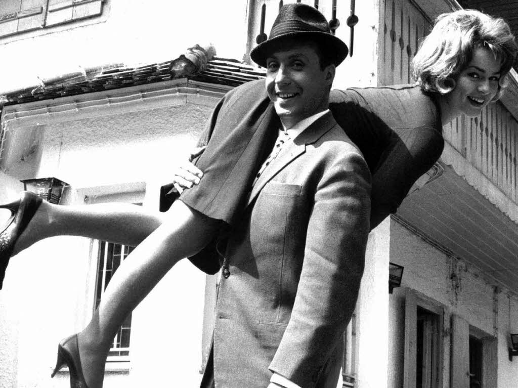 Der strreichische Snger und Schauspieler Peter Alexander trgt als Valentin Haase in einer Szene in dem Film "Hilfe - meine Braut klaut" von 1964 seine Braut Cornelia Frobss auf der Schulter.