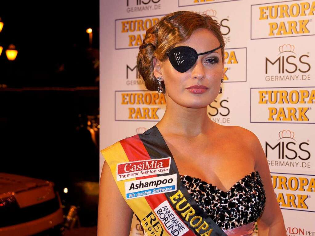 Miss Germany 2010: Anne Julia Hagen hatte sich beim Fhnen am Auge verletzt und kam mit Augenklappe.