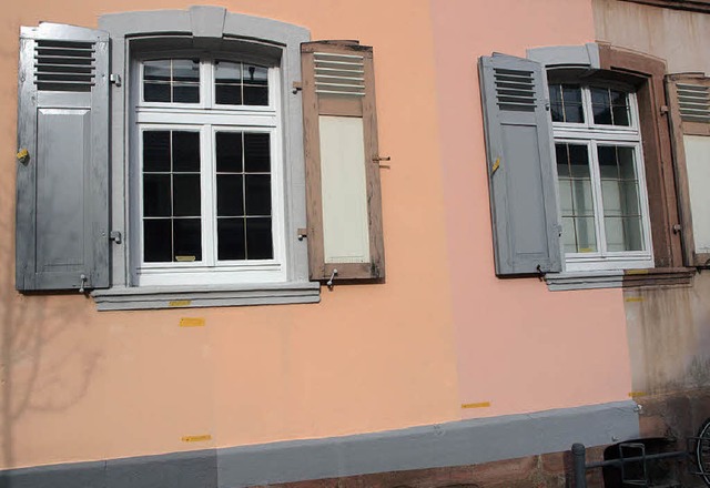 Farbnuancen an der Fassade der Alten S... mit Grautnen wie am linken Fenster.   | Foto: Michael Haberer