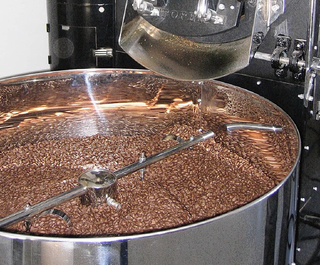 Bis zu 30 Kilogramm Rohkaffee werden i...chle (kl. Bild) zu  Kaffee veredelt.   | Foto: Ingeborg Grizwa