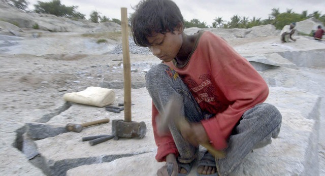 Ein indischer Junge beim Arbeiten im Steinbruch von Appi Bande.   | Foto: privat