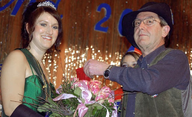 Ortsvorsteher Jrgen Ruber gratuliert...ben Lucia Molin, zum hohen Wrdenamt.   | Foto: Hildegard Siebold