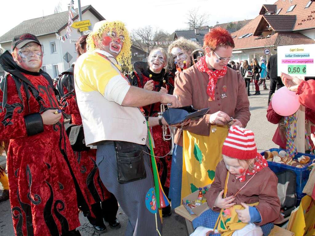 Rombachwiibli aus Birkendorf: 65 Gruppen mit rund 3500 Hs- und Maskentrgern beim Schlchttal-Narrentreffen in hlingen