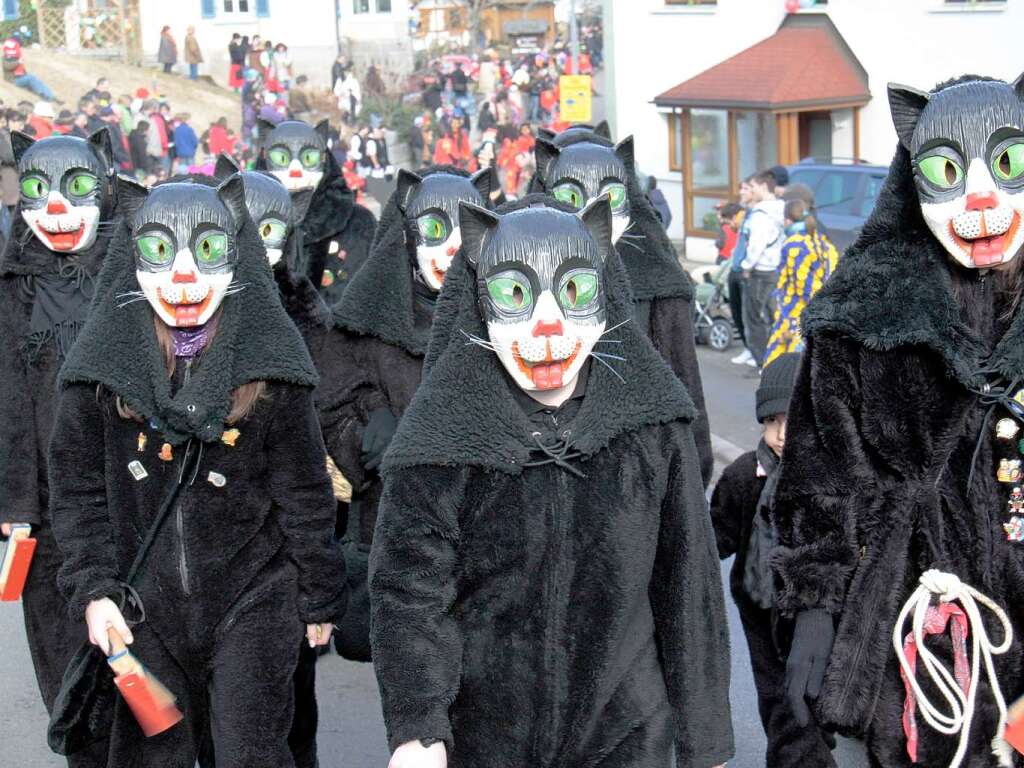 Stiegele Chatzen: 65 Gruppen mit rund 3500 Hs- und Maskentrgern beim Schlchttal-Narrentreffen in hlingen