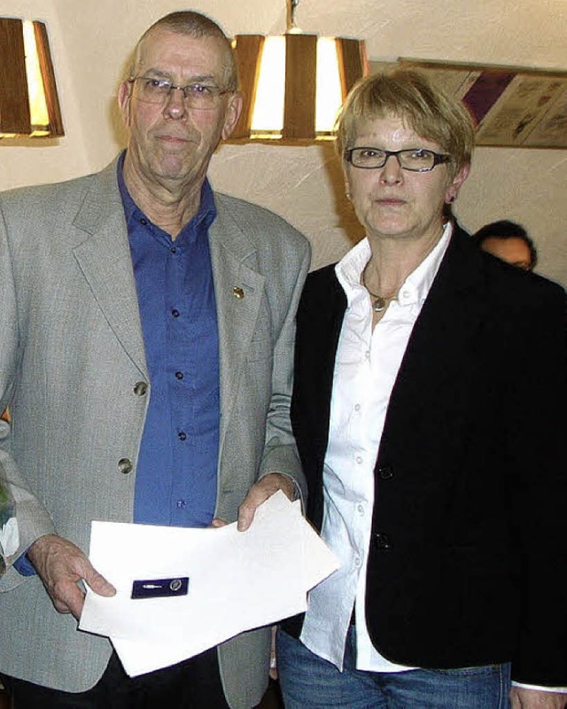 Susanne Eichin zeichnete  Hans Peter B...hes brgerschaftliches Engagement aus.  | Foto: Kanmacher