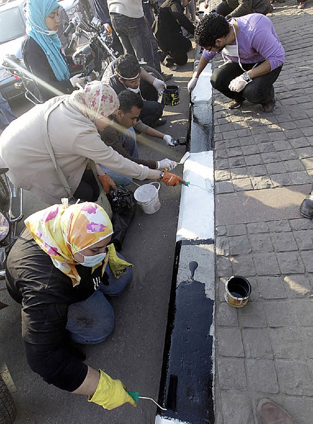 gypter streichen die Bordsteine im Zentrum von Kairo.  | Foto: dpa