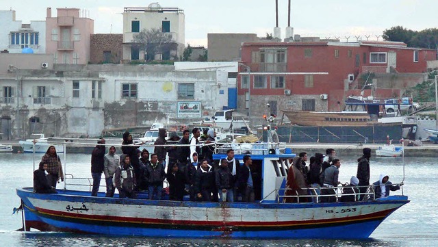 Junge Mnner aus Tunesien kommen im Hafen von Lampedusa an.   | Foto: dpa