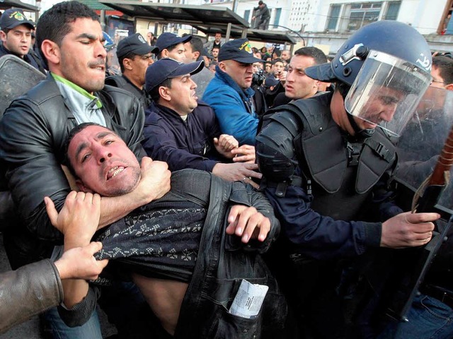 Polizisten gingen in Algier brutal gegen die Demonstranten vor.    | Foto: dpa