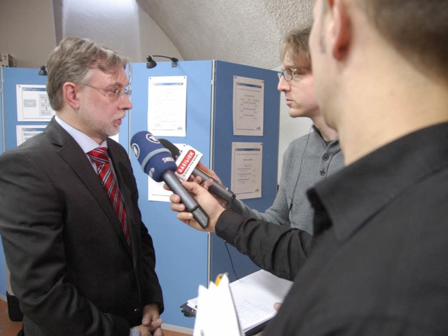 Oberstaatsanwalt Dieter Inhofer  bei d...tbombenanschlag in Rheinfelden-Karsau.  | Foto: Ingrid Bhm-Jacob