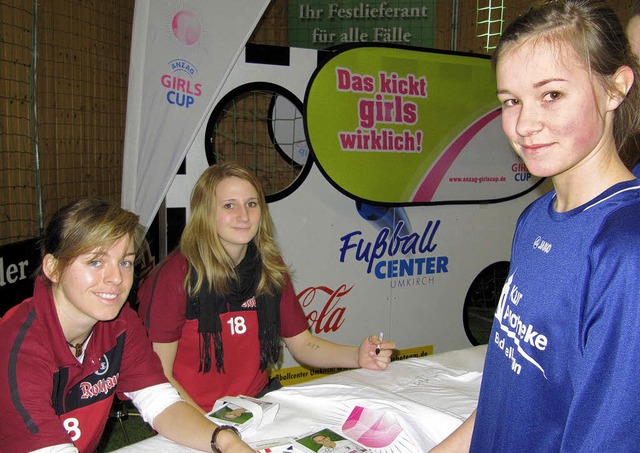 Die beim Anzag-Girls-Cup im Fuballcen...nks) und Julia Zirnstein zu bekommen.   | Foto: wiebke mller