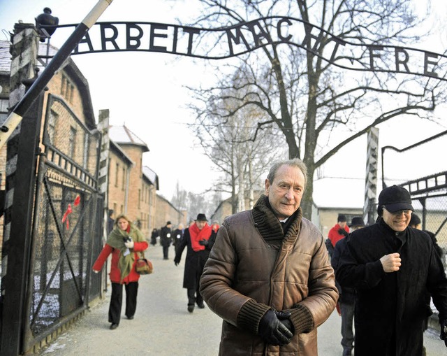 Besucher am Jahrestag der Befreiung der KZ-Inhaftierten   | Foto: AFP