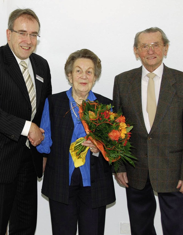 Markus Singler gratuliert Ilse und Heinrich Richter.   | Foto: Volksbank