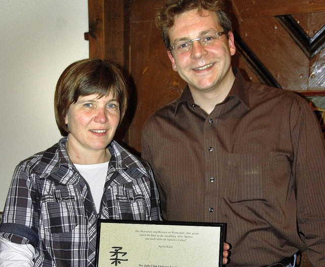 Vorsitzender Dennis Traut ernannte Mon...glied des Judo-Clubs Efringen-Kirchen.  | Foto: Frey