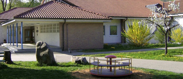 Der Spielplatz an der Schule im Weiher...e Flche mit Klettergersten ergnzt.   | Foto: Privat