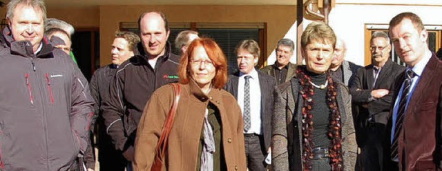 Ulrich Lusche, Friedlinde Gurr-Hirsch,...de vor der Firma Asal-Bau in Todtnau.   | Foto: Ulrike Jger