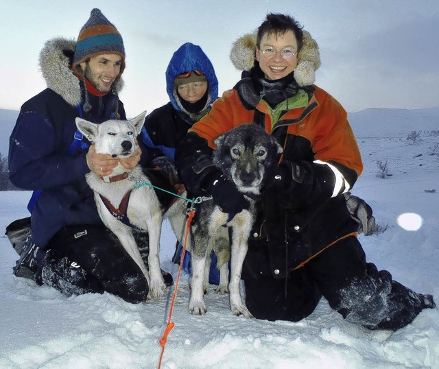 Gruppenbild mit Huskys im Norden Norwe...t dem Leithund Rantanplan (von links)   | Foto: Privat
