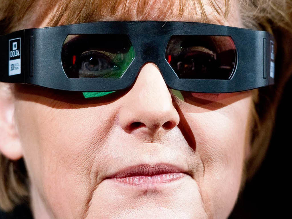 Bundeskanzlerin Angela Merkel trgt bei der Premiere von „Pina“ von Wim Wenders eine 3D-Brille