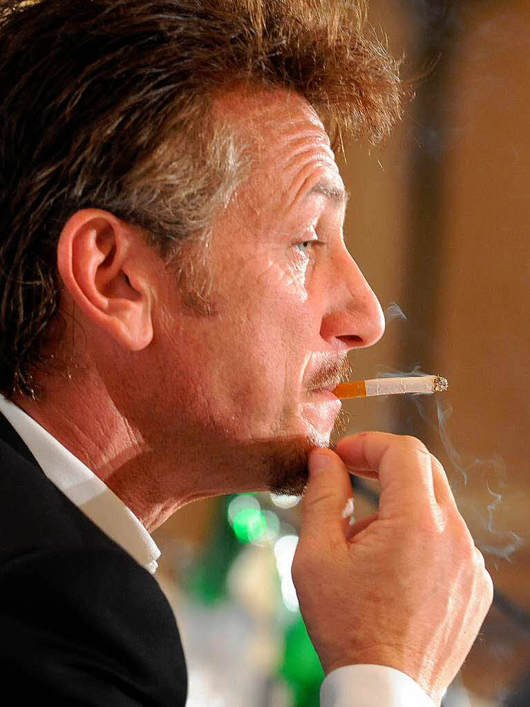 Anders als in den USA in Berlin mglich: Sean Penn beim ffentlichen Rauchen auf der Pressekonferenz der Gala „Cinema for Peace“
