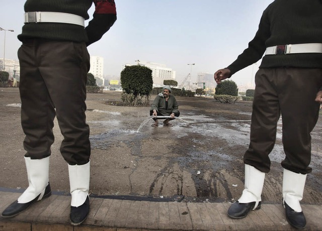 An kritischen Punkten ist die Militrp...ild zeigt den  Tahrir-Platz in Kairo.   | Foto: AFP