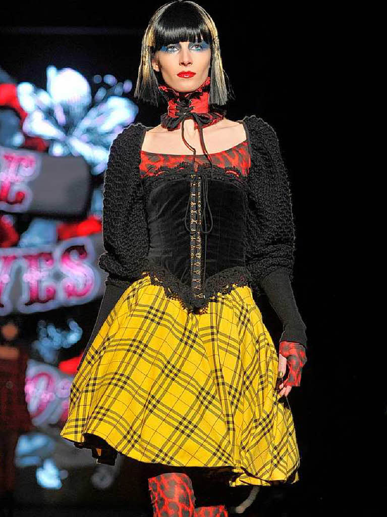 Punkiges Outfit von Betsey Johnson