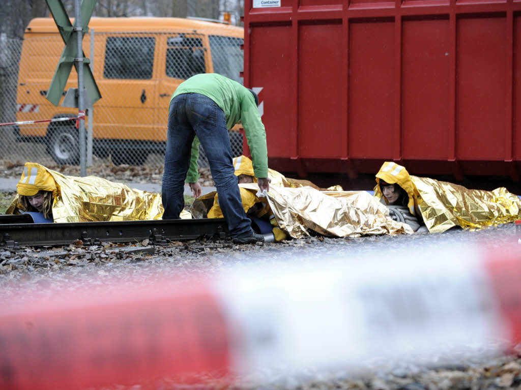 Aktivisten vor einem Container, mit dem Greenpeace in Karlsruhe die Gleise blockierte.