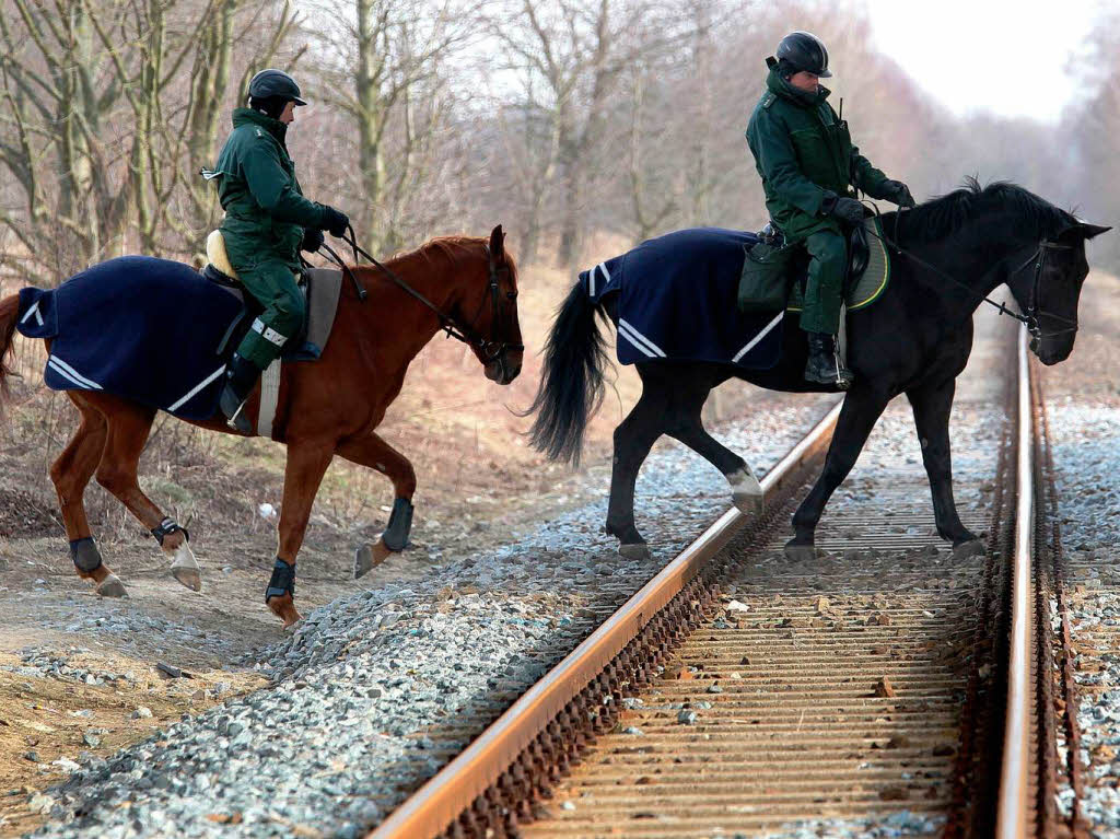 Reiter der Bundespolizei kontrollieren in Diedrichshagen die Bahnstrecke fr den bevorstehenden Castor-Transport.