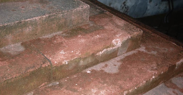 Der Frost hat der Rathaustreppe in Bombach  zugesetzt.  | Foto: Schimanski