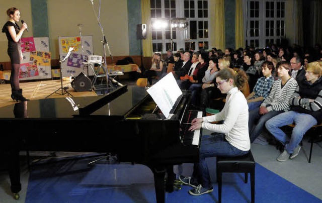 Im Speisesaal des  Clara-Schumann-Gymn... ist; hier am Mikrofon Emely Sudhaus.   | Foto: Wolfgang Knstle