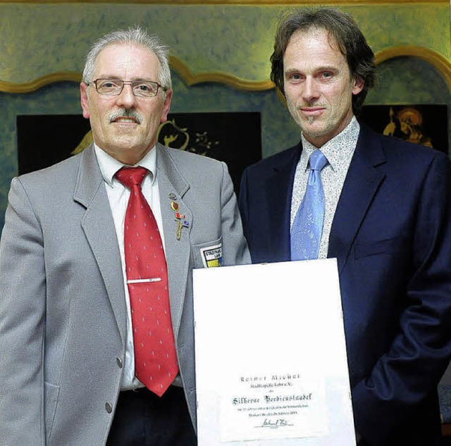 Reiner Michel (links) wird von Busca Lipps vom Blasmusikverband ausgezeichnet.   | Foto: Knstle