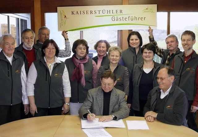Heinz Trogus (vorne Mitte), Geschftsf...rzeichneten den Partnerschaftsvertrag.  | Foto: privat