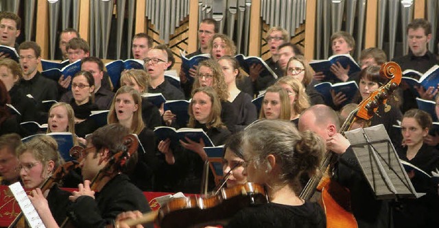 Groe Chorleistung: Die Evangelische S...; in der evangelischen Stadtkirche auf  | Foto: Roswitha Frey