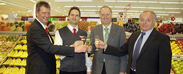 Rewe-Verkaufsleiter Dieter Appenzeller... auf den neuen Rewe-Markt Schnau an.   | Foto: Hermann Jacob