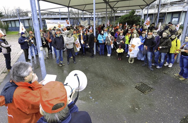 Unterm  Vordach des Berufsschulzentrum...onstrierten Lehrerinnen und Erzieher.   | Foto: Michael Bamberger