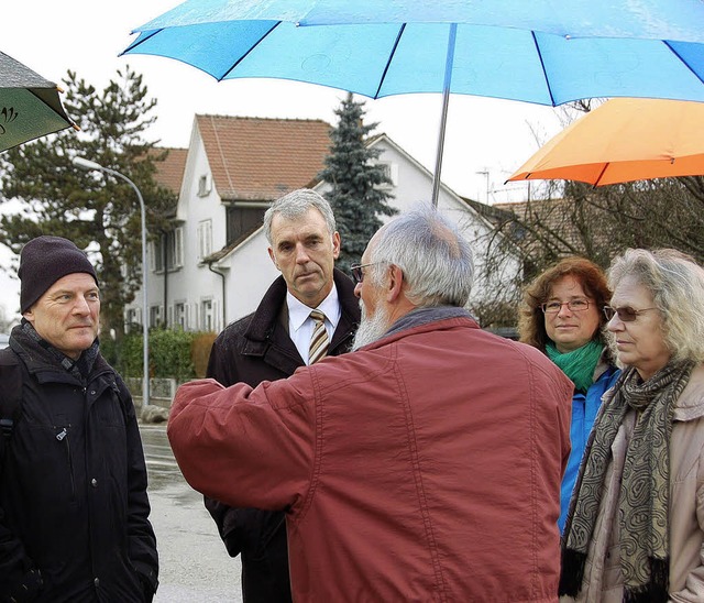 Besichtigung am Eimeldinger Bahnhof: W...nwohner Dieter Meier und seiner Frau.   | Foto: Julia Heinrich