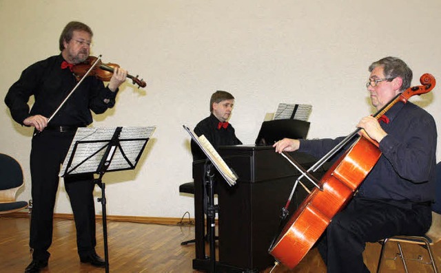 v.l. Christof Klos, Violine, Joachim P...o, und Sergiu Grgigorescu, Violoncello  | Foto: Regina Bernstein