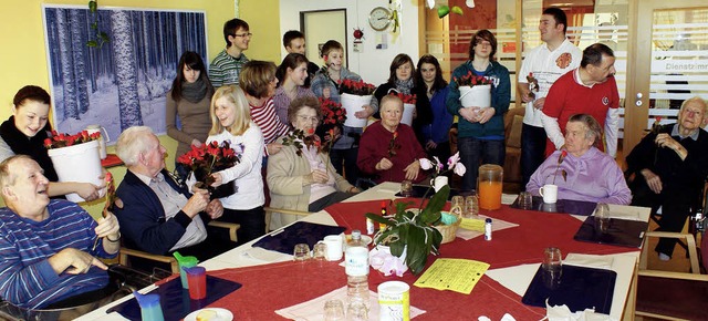 Mitarbeiter und Bewohner des Pflegehei...freuten sich ber Rosen vom Leo-Club.   | Foto: BZ