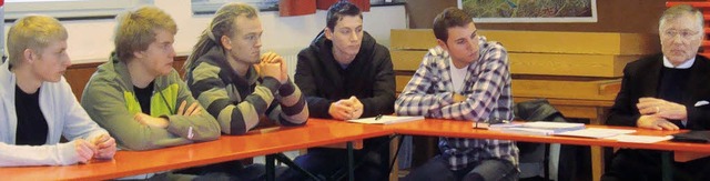 Im Rahmen eines Studientages diskutier...h mit Graf von Sponeck (ganz rechts).   | Foto: Elke Klaus-Rettberg