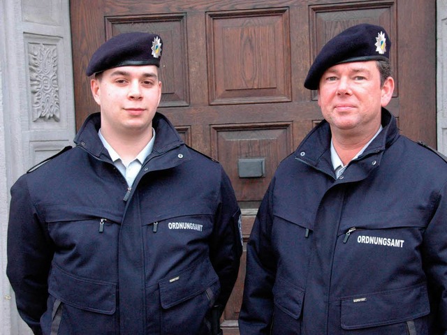 Benjamin Knpfle (links) und Dirk Drr...en Mitarbeiter der Ortspolizeibehrde.  | Foto: Hubert Bleyer