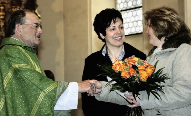 Als Dank fr ihr langjhriges kreative...schied einen Blumenstrau berreicht.   | Foto: Chris Seifried