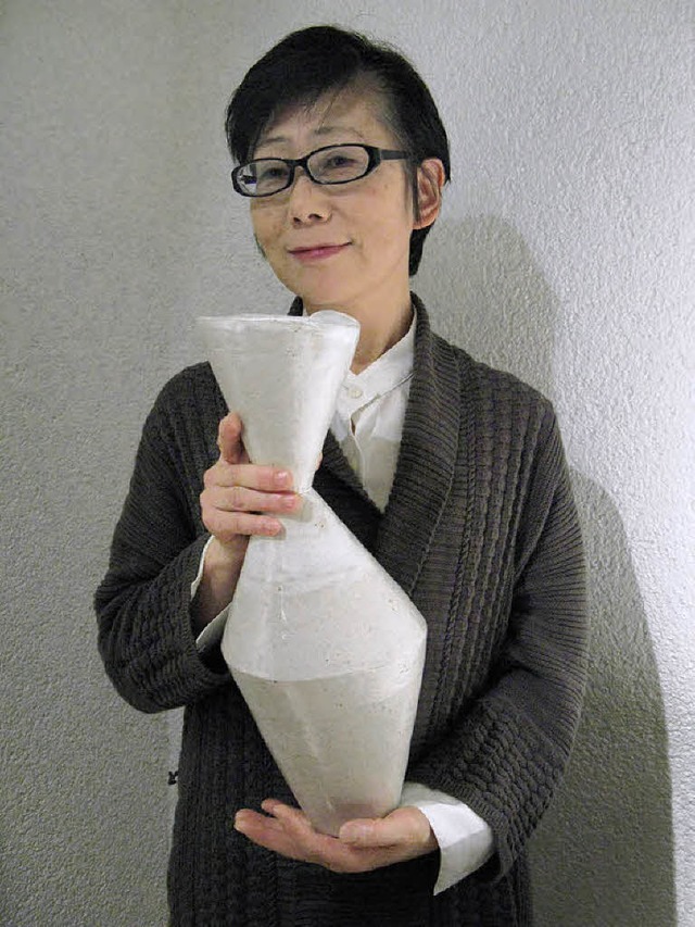 Koko Uozumi baut ihre Keramiken asymmetrisch auf.   | Foto: Dorothee Mller Barbian