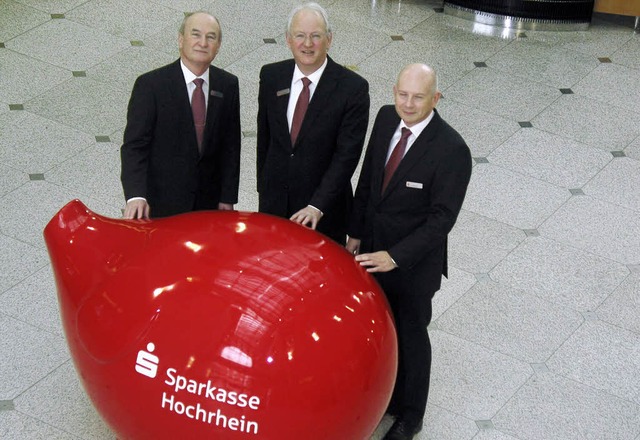 Der Vorstand der Sparkasse Hochrhein (...upper, Heinz Rombach und Wolf Morlock   | Foto: Stefan Sahli