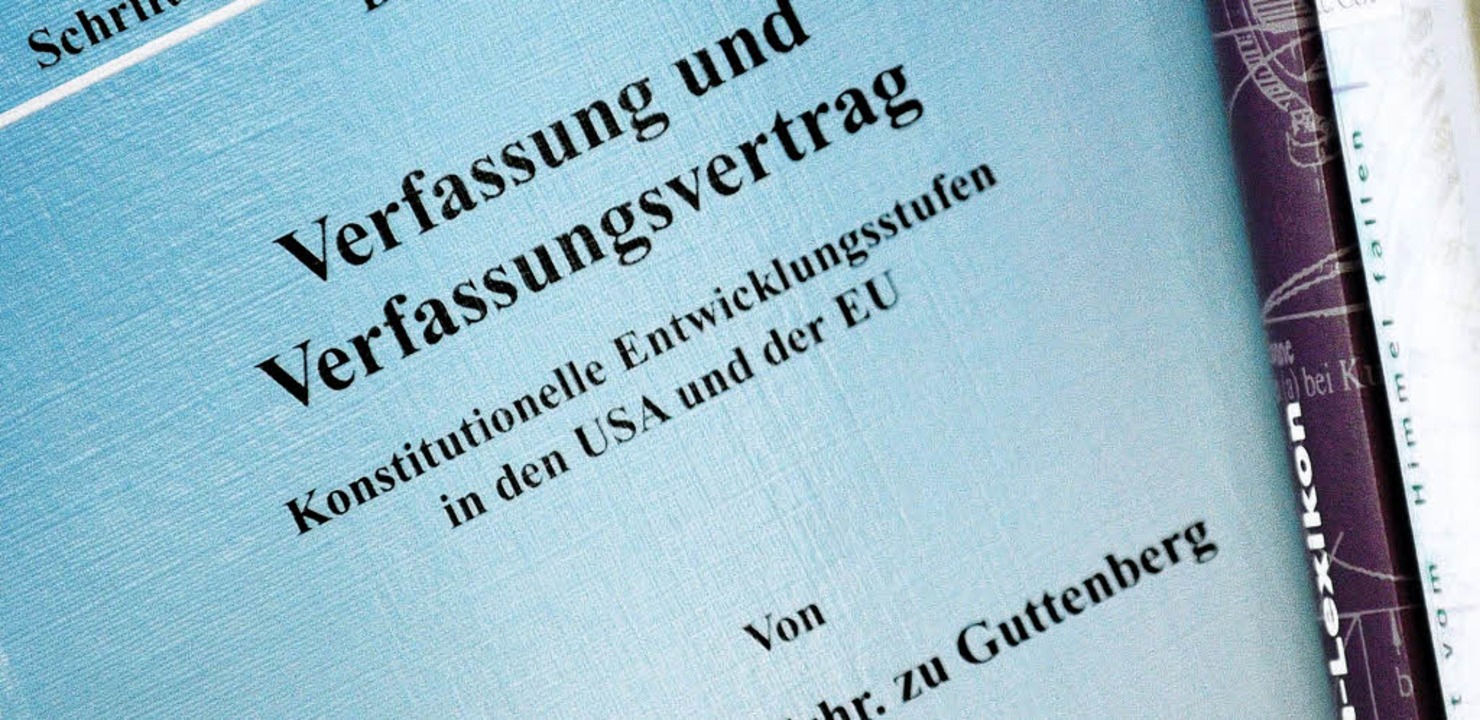 Die Dissertation Karl-Theodor zu Guttenbergs   | Foto: DPA