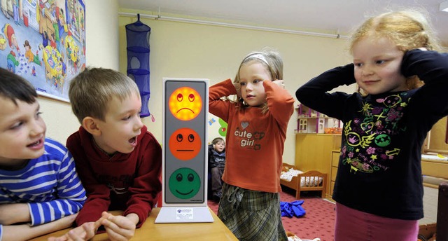 Kinder testen eine Ampel aus, die ihnen zeigt, wie laut sie sind.   | Foto: DPA