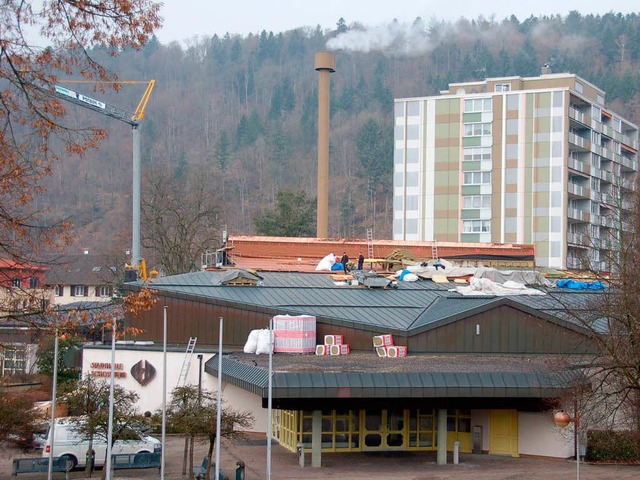 Die Stadthalle in Schopfheim, ein halbes Jahr nach dem Brand.  | Foto: Andr Hnig