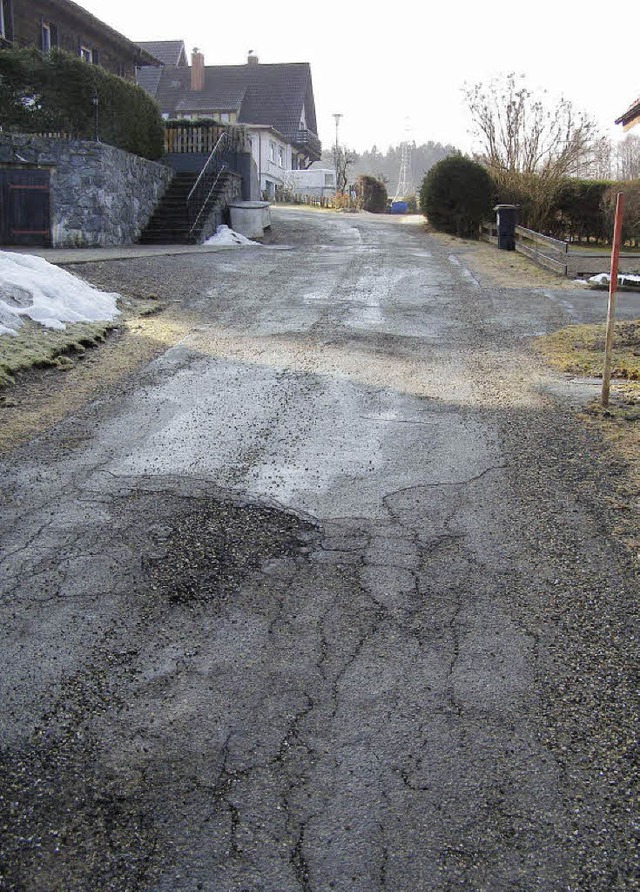 Das Ausweichen auf der Schlaglochpiste...uenschchle wird bald ein Ende haben.   | Foto: Liane Schilling