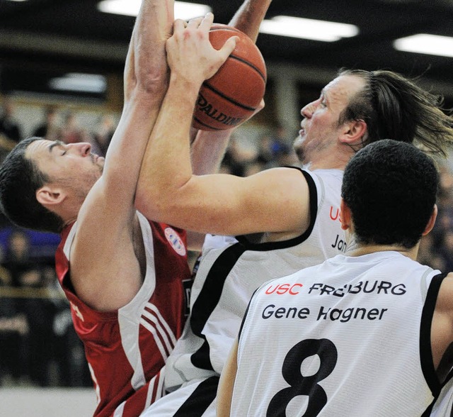 Keinen Ball verloren geben drfen Jani...-Mitstreiter im Heimspiel gegen Jena.   | Foto: Seeger